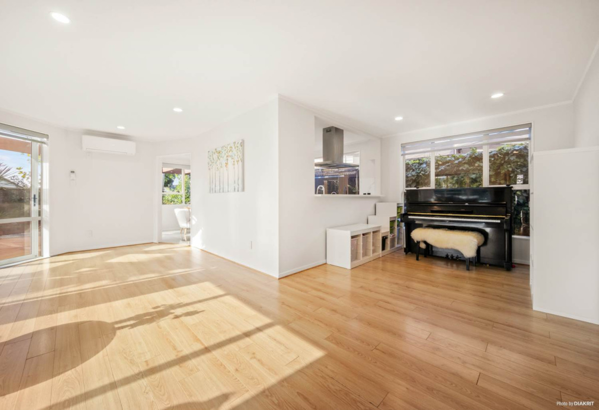 Once in 9 years, 3 beds 2.5 baths house with double garage, 0.4 km to Marina View School, 205 Luckens Road, West Harbour, Auckland