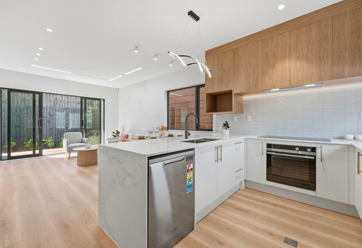 Must sell, Rangitoto College zone, Brandnew standalone 4 beds (2 ensuites) 3.5 baths home with garage, move-in ready, close to schools, shopping centre, beaches, 0.2 km to Browns Bay School, Lot 8/30 Kiteroa Terrace, Rothesay Bay, Auckland