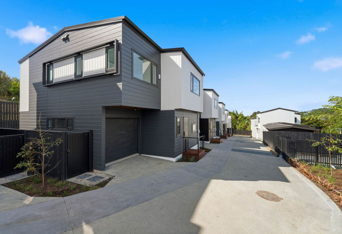Must sell, Rangitoto College zone, Brandnew standalone 4 beds (2 ensuites) 3.5 baths home with garage, move-in ready, close to schools, shopping centre, beaches, 0.2 km to Browns Bay School, Lot 8/30 Kiteroa Terrace, Rothesay Bay, Auckland