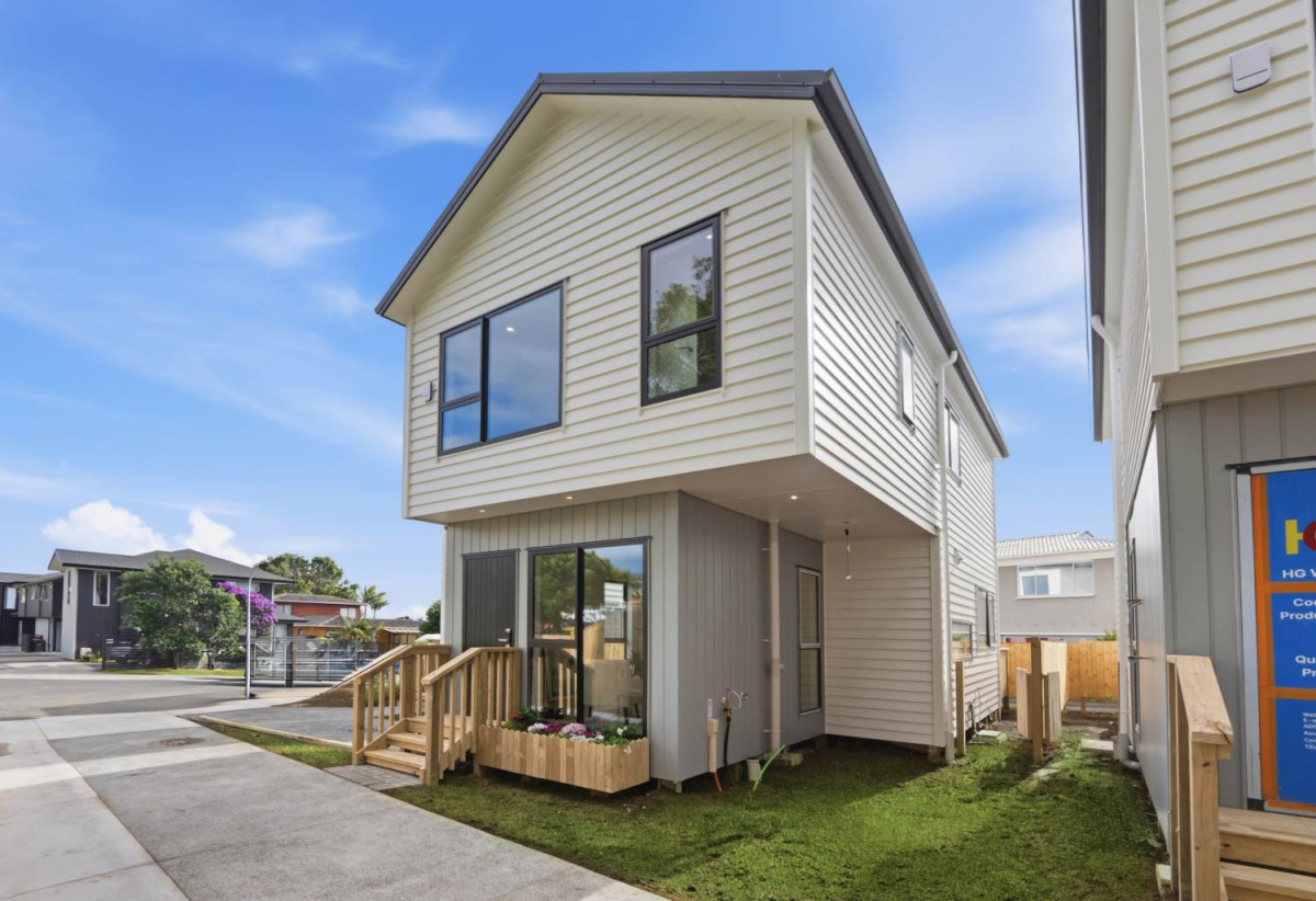 Brandnew standalone 3 beds 2.5 baths home with car park, minutes from Howick Village, local cafés, Pak’nSave, and well-regarded schools. 0.4 km to Howick Primary School, 14 Vida Place, Howick, Auckland