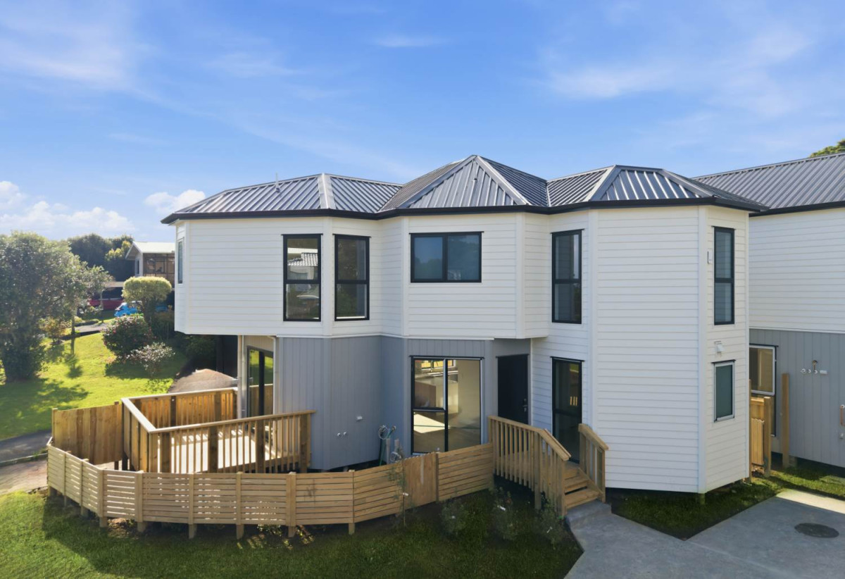 Brandnew standalone 3 beds 2.5 baths home with car park, minutes from Howick Village, local cafés, Pak’nSave, and well-regarded schools. 0.4 km to Howick Primary School, 14 Vida Place, Howick, Auckland