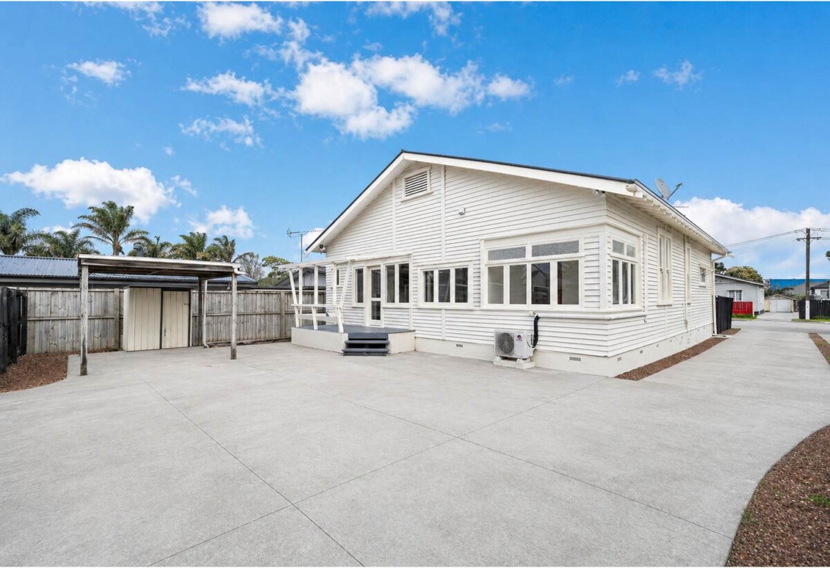3 beds + study 1 bath house with carport on 419m2 section, minutes from Otahuhu town centre, motorway access, 0.4 km to Otahuhu College, 5 Chelsea Avenue, Otahuhu, Auckland