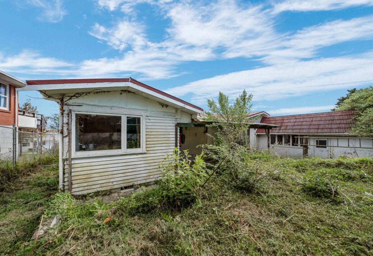 3 beds house on 1037m2 section with RC for five mixed detached and duplex dwellings (each with a garage), and Watercare has formally confirmed sufficient wastewater capacity, minutes to the motorway access, schools, and Henderson’s core — Unitec, West Wave, Westfield Mall, Event Cinemas, 0.2 km to Edmonton School, 7 Marie Crescent, Te Atatu South, Auckland
