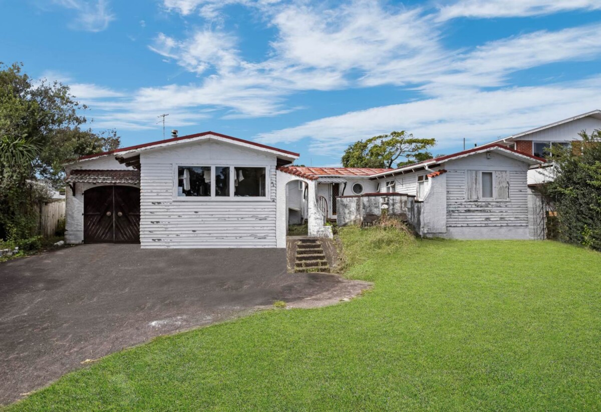 3 beds house on 1037m2 section with RC for five mixed detached and duplex dwellings (each with a garage), and Watercare has formally confirmed sufficient wastewater capacity, minutes to the motorway access, schools, and Henderson’s core — Unitec, West Wave, Westfield Mall, Event Cinemas, 0.2 km to Edmonton School, 7 Marie Crescent, Te Atatu South, Auckland