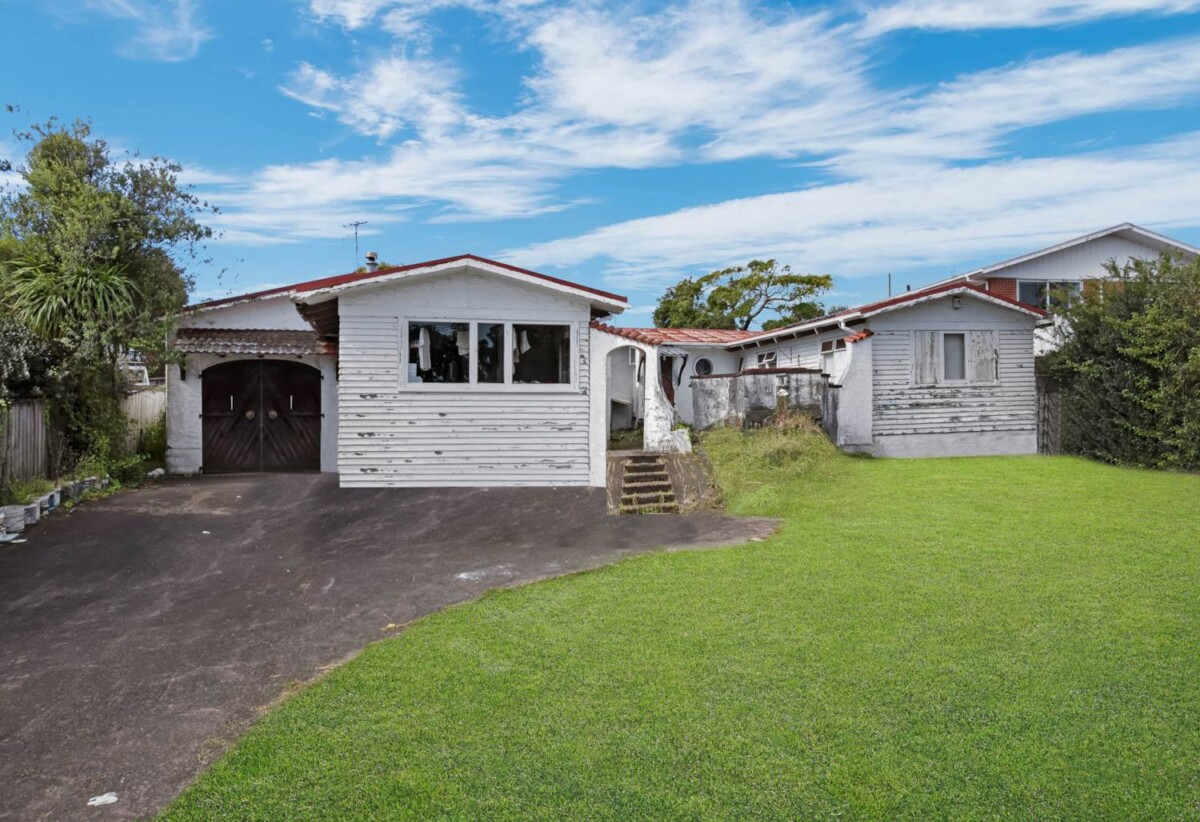 3 beds house on 1037m2 section with RC for five mixed detached and duplex dwellings (each with a garage), and Watercare has formally confirmed sufficient wastewater capacity, minutes to the motorway access, schools, and Henderson’s core — Unitec, West Wave, Westfield Mall, Event Cinemas, 0.2 km to Edmonton School, 7 Marie Crescent, Te Atatu South, Auckland