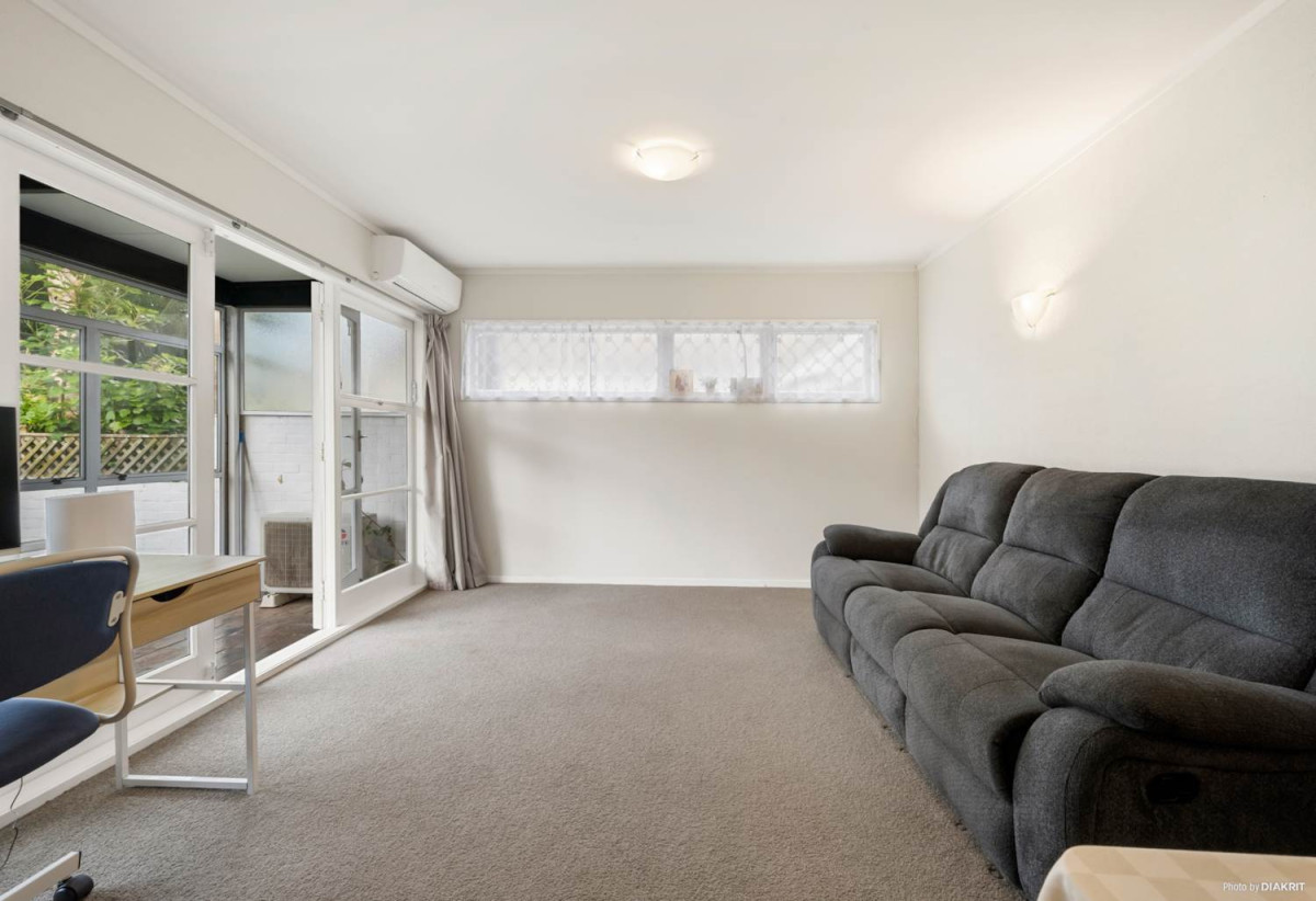 2 beds 1 bath home with garage, the property features both front and rear outdoor spaces, Zoned for the highly regarded Cornwall Park District School and Remuera Intermediate School, just moments from One Tree Hill, supermarket, motorway access, 4/24 Puriri Avenue, Greenlane, Auckland