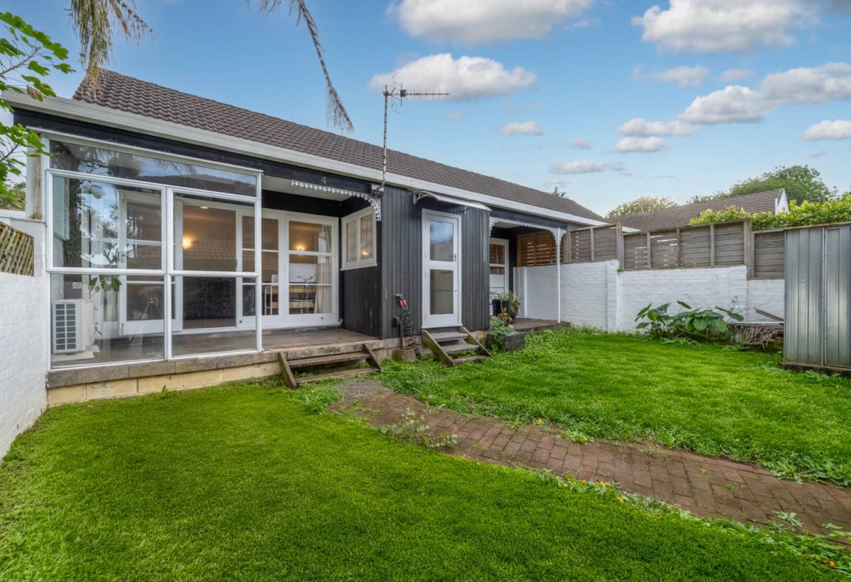 2 beds 1 bath home with garage, the property features both front and rear outdoor spaces, Zoned for the highly regarded Cornwall Park District School and Remuera Intermediate School, just moments from One Tree Hill, supermarket, motorway access, 4/24 Puriri Avenue, Greenlane, Auckland