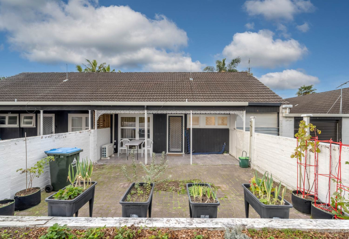 2 beds 1 bath home with garage, the property features both front and rear outdoor spaces, Zoned for the highly regarded Cornwall Park District School and Remuera Intermediate School, just moments from One Tree Hill, supermarket, motorway access, 4/24 Puriri Avenue, Greenlane, Auckland
