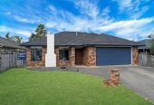 For rent, Botany Downs Secondary College zone, 5 beds 3 baths house with double garage, available 12th May, 18 Matarangi Road, East Tamaki, Auckland