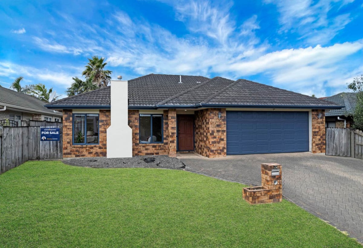 For rent, Botany Downs Secondary College zone, 5 beds 3 baths house with double garage, available 12th May, 18 Matarangi Road, East Tamaki, Auckland