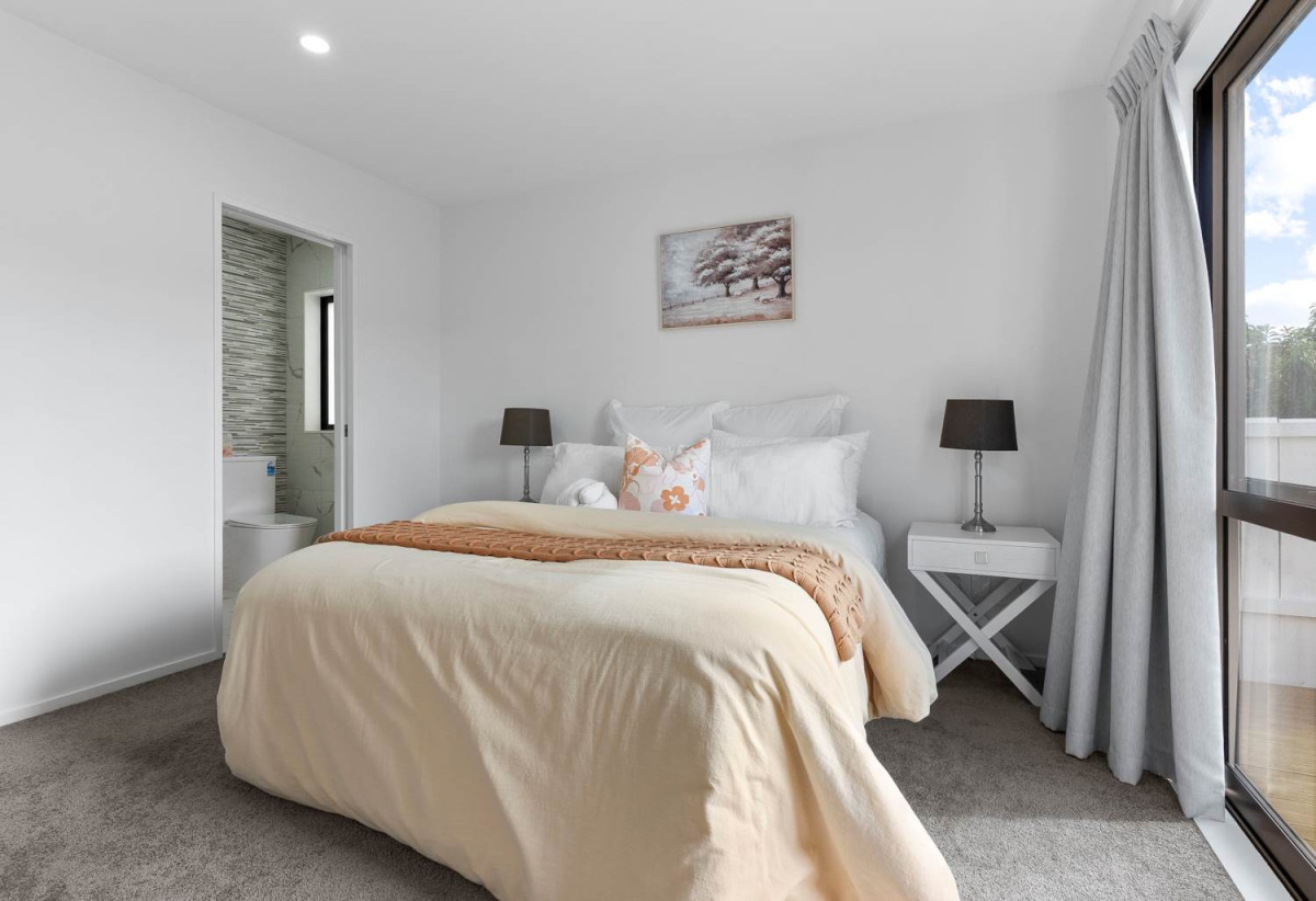 Standalone 4 beds (2 ensuites) 3.5 ths home with garage, 1 ensuite ground floor, with Royal Oak Mall, Supermarkets, and Dressmart just moments away. minutes to motorway access, walks to schools, 0.4 km to Royal Oak Intermediate School, 0.5 km to Onehunga High School, 0.8 km to Royal Oak School, 10C Trafalgar Street, Onehunga, Auckland