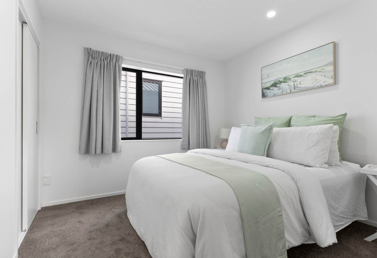 Standalone 4 beds (2 ensuites) 3.5 ths home with garage, 1 ensuite ground floor, with Royal Oak Mall, Supermarkets, and Dressmart just moments away. minutes to motorway access, walks to schools, 0.4 km to Royal Oak Intermediate School, 0.5 km to Onehunga High School, 0.8 km to Royal Oak School, 10C Trafalgar Street, Onehunga, Auckland