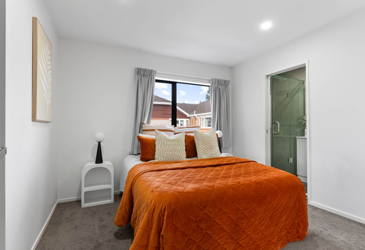 Standalone 4 beds (2 ensuites) 3.5 ths home with garage, 1 ensuite ground floor, with Royal Oak Mall, Supermarkets, and Dressmart just moments away. minutes to motorway access, walks to schools, 0.4 km to Royal Oak Intermediate School, 0.5 km to Onehunga High School, 0.8 km to Royal Oak School, 10C Trafalgar Street, Onehunga, Auckland