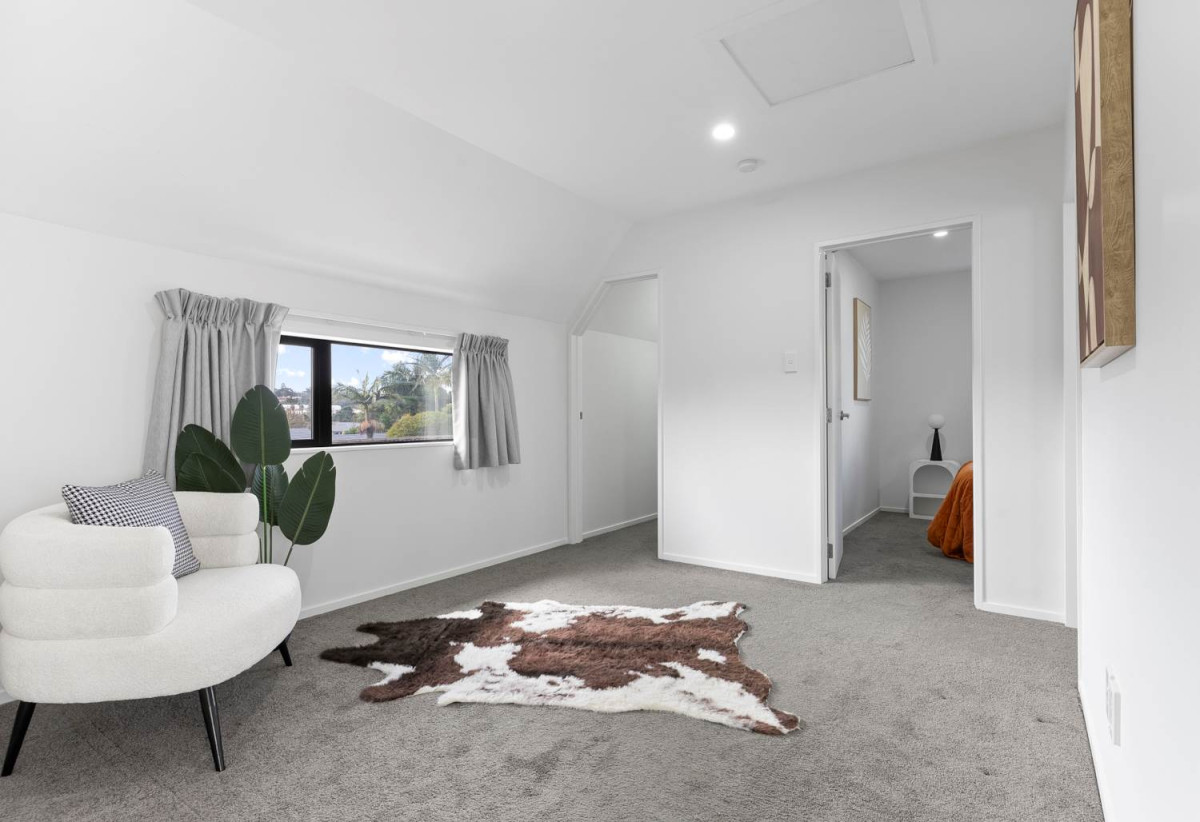 Standalone 4 beds (2 ensuites) 3.5 ths home with garage, 1 ensuite ground floor, with Royal Oak Mall, Supermarkets, and Dressmart just moments away. minutes to motorway access, walks to schools, 0.4 km to Royal Oak Intermediate School, 0.5 km to Onehunga High School, 0.8 km to Royal Oak School, 10C Trafalgar Street, Onehunga, Auckland