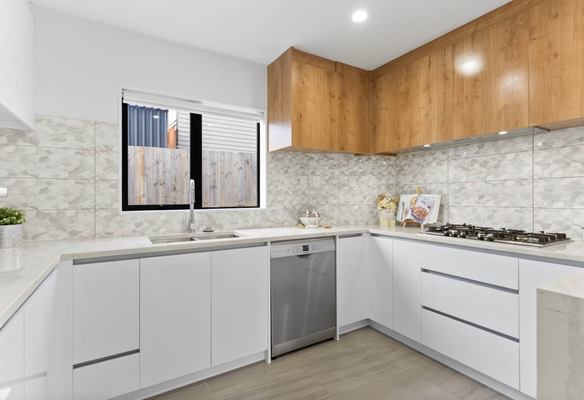 Standalone 4 beds (2 ensuites) 3.5 ths home with garage, 1 ensuite ground floor, with Royal Oak Mall, Supermarkets, and Dressmart just moments away. minutes to motorway access, walks to schools, 0.4 km to Royal Oak Intermediate School, 0.5 km to Onehunga High School, 0.8 km to Royal Oak School, 10C Trafalgar Street, Onehunga, Auckland