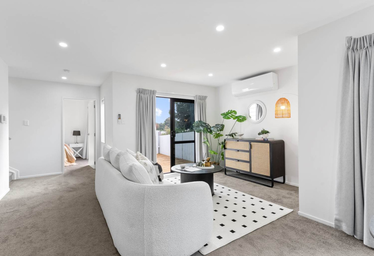 Standalone 4 beds (2 ensuites) 3.5 ths home with garage, 1 ensuite ground floor, with Royal Oak Mall, Supermarkets, and Dressmart just moments away. minutes to motorway access, walks to schools, 0.4 km to Royal Oak Intermediate School, 0.5 km to Onehunga High School, 0.8 km to Royal Oak School, 10C Trafalgar Street, Onehunga, Auckland