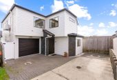 Standalone 4 beds (2 ensuites) 3.5 ths home with garage, 1 ensuite ground floor, with Royal Oak Mall, Supermarkets, and Dressmart just moments away. minutes to motorway access, walks to schools, 0.4 km to Royal Oak Intermediate School, 0.5 km to Onehunga High School, 0.8 km to Royal Oak School, 10C Trafalgar Street, Onehunga, Auckland