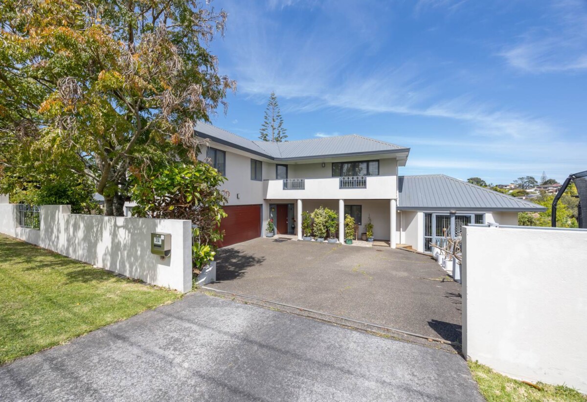 243m2 4 beds 2.5 baths house with double garage on 500m2 section, close to schools, reserves, shops, supermarket, golf club, easy motorway access, 0.7 km to Halsey Drive School, 1.4 km to Lynfield College, 38A James Tyler Crescent, Lynfield, Auckland
