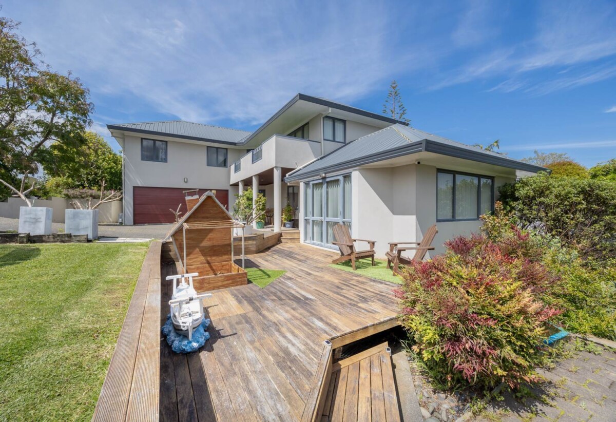 243m2 4 beds 2.5 baths house with double garage on 500m2 section, close to schools, reserves, shops, supermarket, golf club, easy motorway access, 0.7 km to Halsey Drive School, 1.4 km to Lynfield College, 38A James Tyler Crescent, Lynfield, Auckland