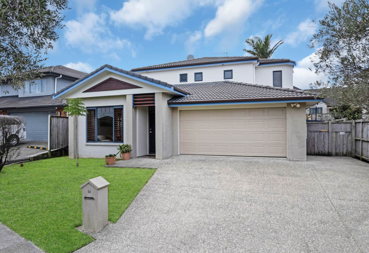 Vendors Have Bought…Must Sell!, 4 beds 3 baths house with double garage on 352m2 section, minutes to Botany Downs shopping centre and Ormiston shopping centre, parks, schools, within walking distance to a primary school and zoned for sought-after schools including Baverstock Oaks School, Mission Heights Junior College, and Ormiston Senior College, 11 Gordal Place, Flat Bush, Auckland