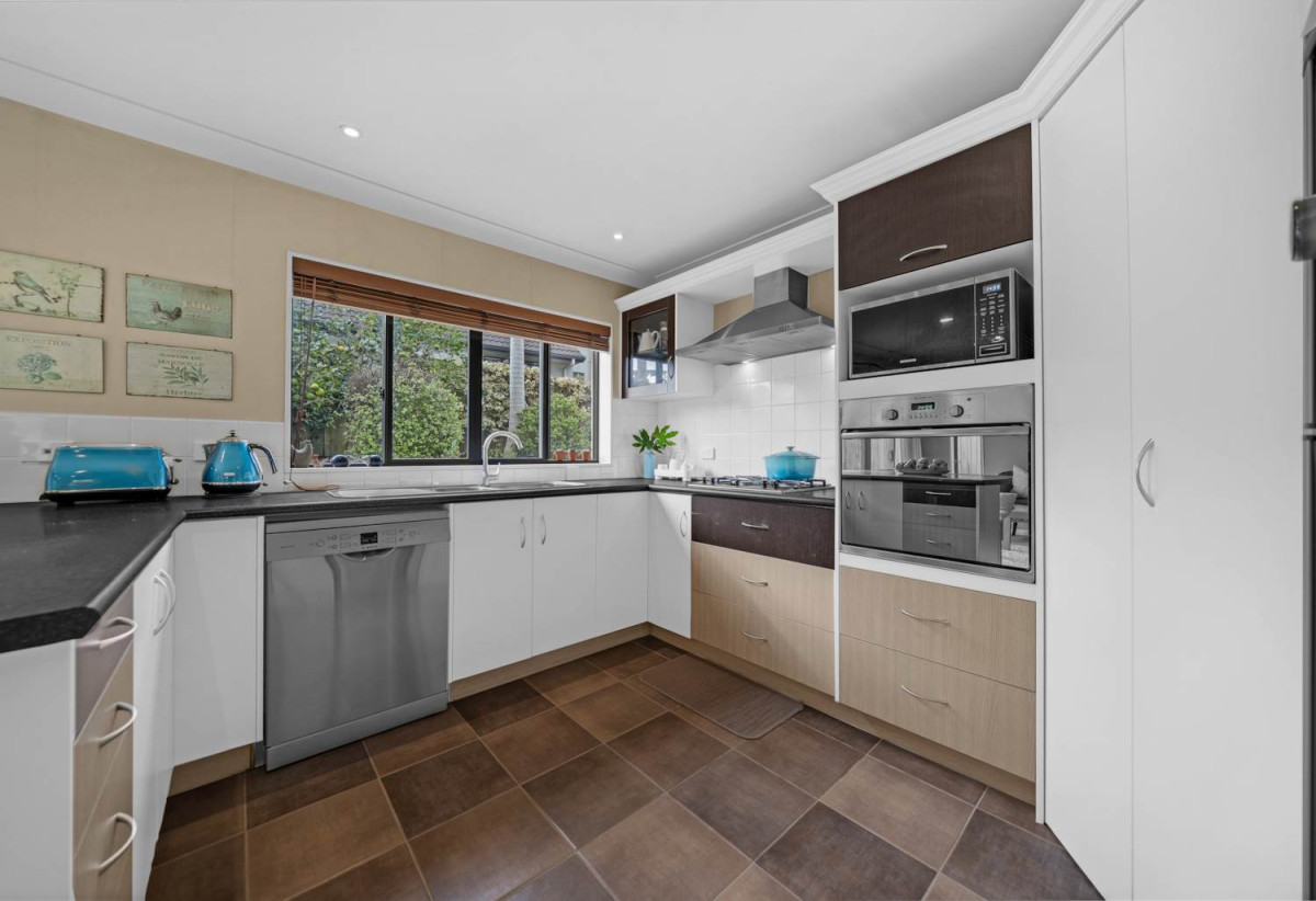 Vendors Have Bought…Must Sell!, 4 beds 3 baths house with double garage on 352m2 section, minutes to Botany Downs shopping centre and Ormiston shopping centre, parks, schools, within walking distance to a primary school and zoned for sought-after schools including Baverstock Oaks School, Mission Heights Junior College, and Ormiston Senior College, 11 Gordal Place, Flat Bush, Auckland