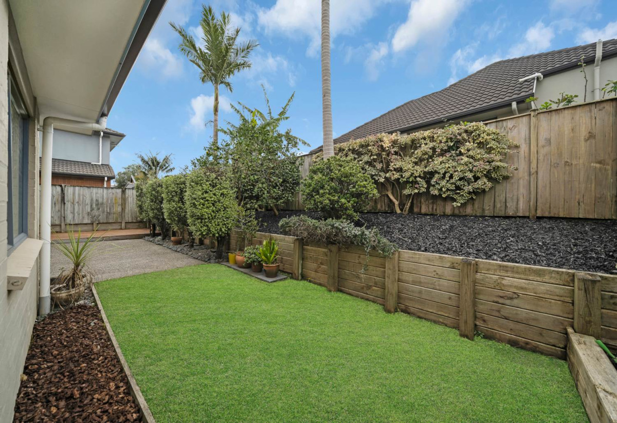 Vendors Have Bought…Must Sell!, 4 beds 3 baths house with double garage on 352m2 section, minutes to Botany Downs shopping centre and Ormiston shopping centre, parks, schools, within walking distance to a primary school and zoned for sought-after schools including Baverstock Oaks School, Mission Heights Junior College, and Ormiston Senior College, 11 Gordal Place, Flat Bush, Auckland