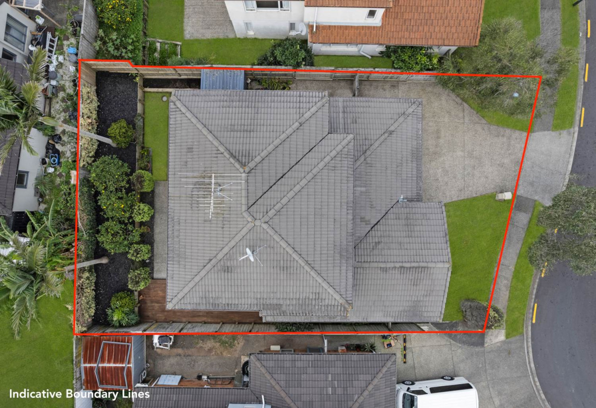 Vendors Have Bought…Must Sell!, 4 beds 3 baths house with double garage on 352m2 section, minutes to Botany Downs shopping centre and Ormiston shopping centre, parks, schools, within walking distance to a primary school and zoned for sought-after schools including Baverstock Oaks School, Mission Heights Junior College, and Ormiston Senior College, 11 Gordal Place, Flat Bush, Auckland