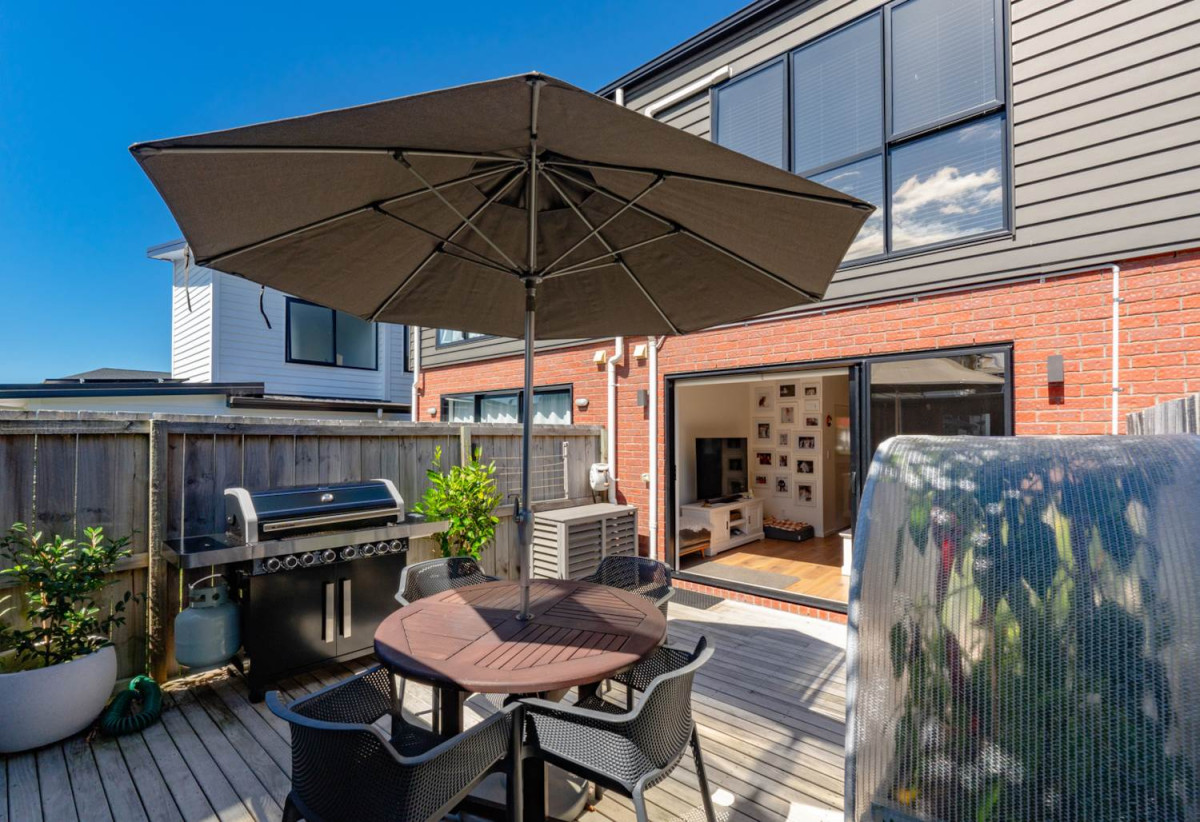 Freehold 2 beds 1.5 baths home with car park, Only 2 minutes walk down to the Scott Point Beach, close to schools, shops, supermarket, easy motorway access, 0.8 km to Scott Point School, 58 Turret Lane, Hobsonville, Auckland
