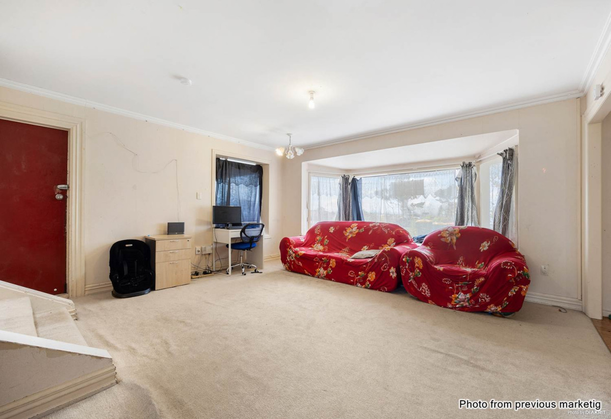 Urgent sell, Must sell, 5 beds 2.5 baths house on 1002m2 section, 1 bed + flexi room 1 bath + lounge and kitchen ground floor, 4 beds 1.5 baths lounge and kitchen upstairs, currently rented for 670 per week, Business – Local Centre Zone ,close to schools, motorway access, shops, Ignore CV & Past Price . 434 Don Buck Road, Massey, Auckland