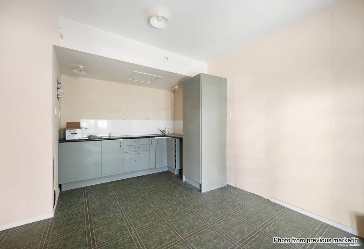 Urgent sell, Must sell, 5 beds 2.5 baths house on 1002m2 section, 1 bed + flexi room 1 bath + lounge and kitchen ground floor, 4 beds 1.5 baths lounge and kitchen upstairs, currently rented for 670 per week, Business – Local Centre Zone ,close to schools, motorway access, shops, Ignore CV & Past Price . 434 Don Buck Road, Massey, Auckland
