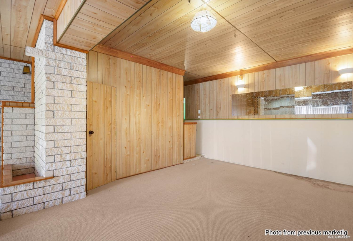 Urgent sell, Must sell, 5 beds 2.5 baths house on 1002m2 section, 1 bed + flexi room 1 bath + lounge and kitchen ground floor, 4 beds 1.5 baths lounge and kitchen upstairs, currently rented for 670 per week, Business – Local Centre Zone ,close to schools, motorway access, shops, Ignore CV & Past Price . 434 Don Buck Road, Massey, Auckland