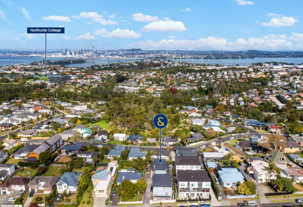 Owners relocating, 6 beds 4 baths house with double garage and views on 368m2 section, 3 beds 1 bath 1 lounge ground floor, walking distance of the bus stop, schools, shopping centre, 0.8 km to Northcote College and Willow Park School, 25 Pupuke Road, Birkenhead, Auckland