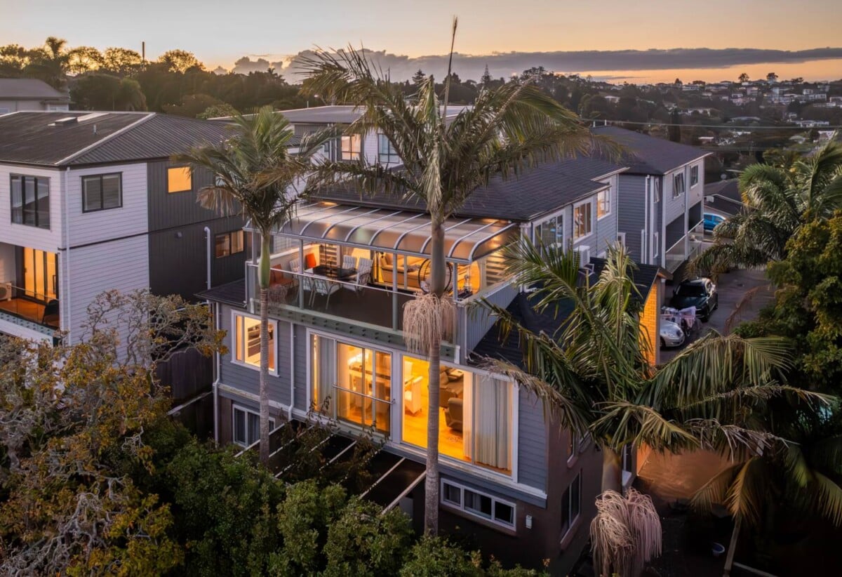 Owners relocating, 6 beds 4 baths house with double garage and views on 368m2 section, 3 beds 1 bath 1 lounge ground floor, walking distance of the bus stop, schools, shopping centre, 0.8 km to Northcote College and Willow Park School, 25 Pupuke Road, Birkenhead, Auckland