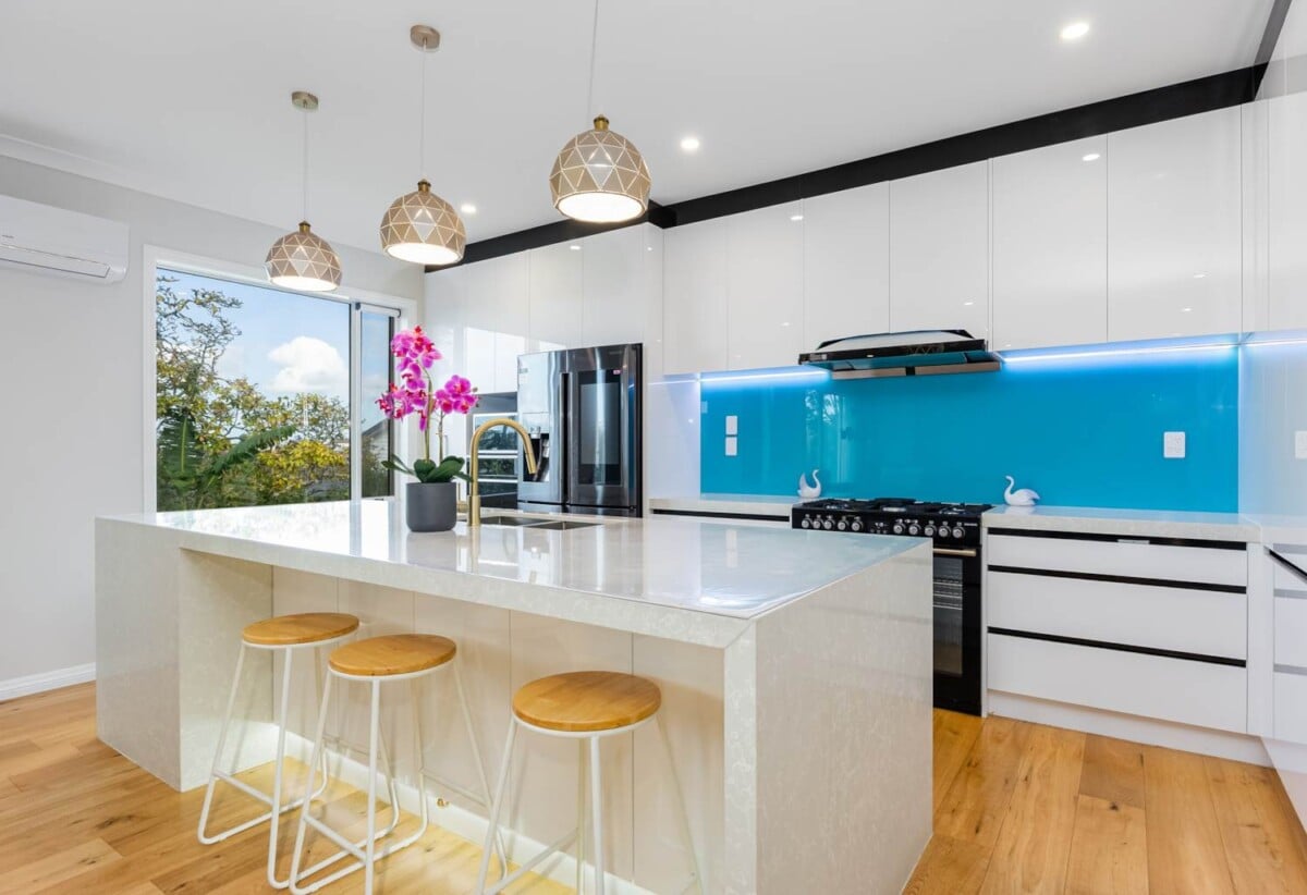 Owners relocating, 6 beds 4 baths house with double garage and views on 368m2 section, 3 beds 1 bath 1 lounge ground floor, walking distance of the bus stop, schools, shopping centre, 0.8 km to Northcote College and Willow Park School, 25 Pupuke Road, Birkenhead, Auckland