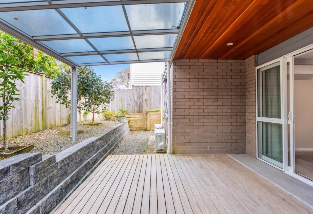 Owners relocating, 6 beds 4 baths house with double garage and views on 368m2 section, 3 beds 1 bath 1 lounge ground floor, walking distance of the bus stop, schools, shopping centre, 0.8 km to Northcote College and Willow Park School, 25 Pupuke Road, Birkenhead, Auckland