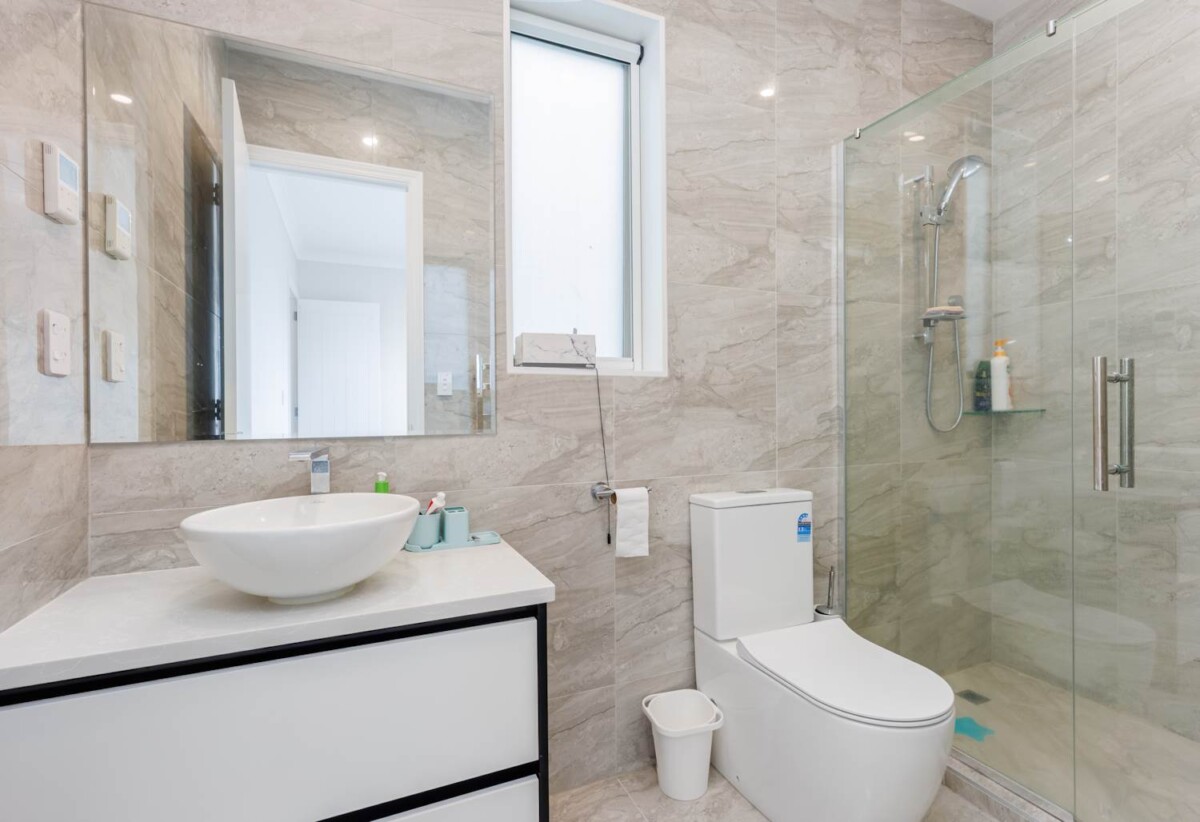 Owners relocating, 6 beds 4 baths house with double garage and views on 368m2 section, 3 beds 1 bath 1 lounge ground floor, walking distance of the bus stop, schools, shopping centre, 0.8 km to Northcote College and Willow Park School, 25 Pupuke Road, Birkenhead, Auckland