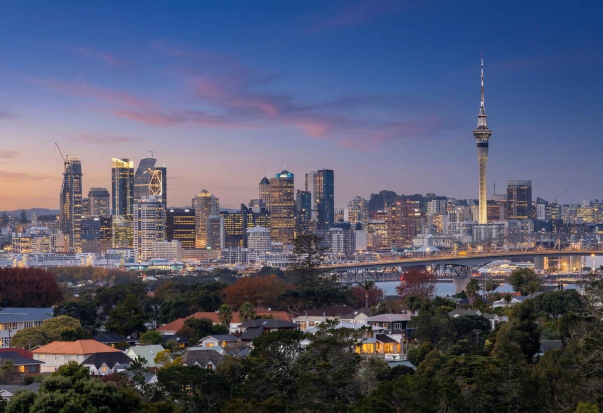 Owners relocating, 6 beds 4 baths house with double garage and views on 368m2 section, 3 beds 1 bath 1 lounge ground floor, walking distance of the bus stop, schools, shopping centre, 0.8 km to Northcote College and Willow Park School, 25 Pupuke Road, Birkenhead, Auckland