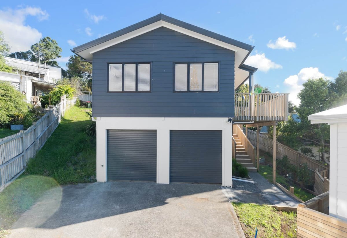 Must sell, move-in ready, 3 beds 1 bath house with double garage, Reserves, bush walks and playgrounds are nearby, Easy drive to Glenfield Mall, 0.6 km to Bayview School, 11 Randal Place, Bayview, Auckland