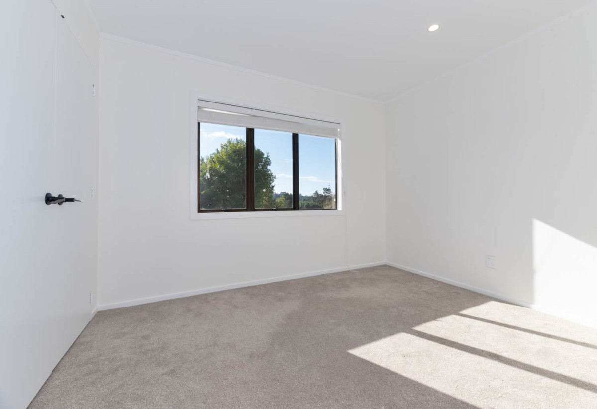Must sell, move-in ready, 3 beds 1 bath house with double garage, Reserves, bush walks and playgrounds are nearby, Easy drive to Glenfield Mall, 0.6 km to Bayview School, 11 Randal Place, Bayview, Auckland