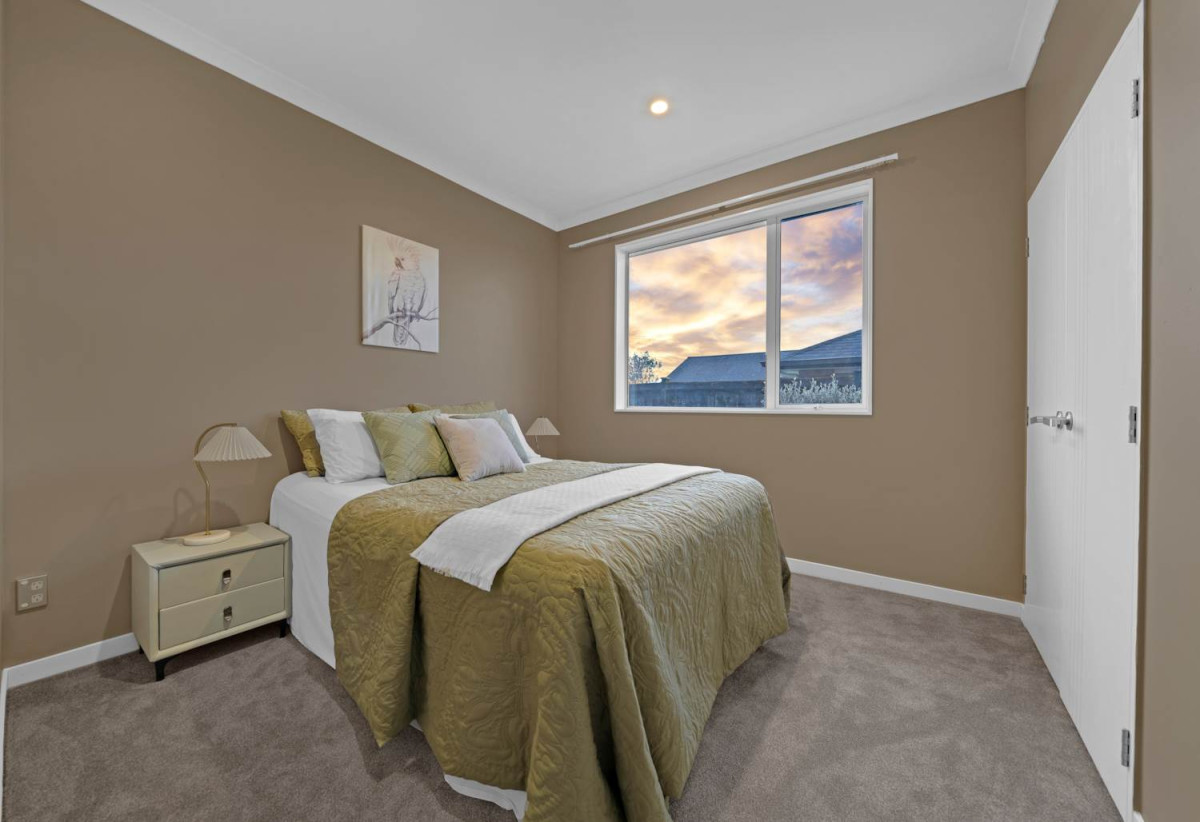 Brick and tile 4 beds 2 baths house with double garage on 761m2 section, minutes to schools, shops, motorway access, 1.2 km to Drury School, 1.4 km to Rosehill Intermediate, 1.6 km to Rosehill College, 95 Parkhaven Drive, Rosehill, Auckland