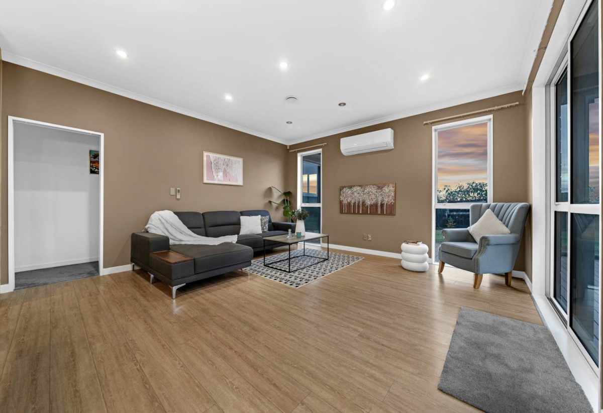 Brick and tile 4 beds 2 baths house with double garage on 761m2 section, minutes to schools, shops, motorway access, 1.2 km to Drury School, 1.4 km to Rosehill Intermediate, 1.6 km to Rosehill College, 95 Parkhaven Drive, Rosehill, Auckland