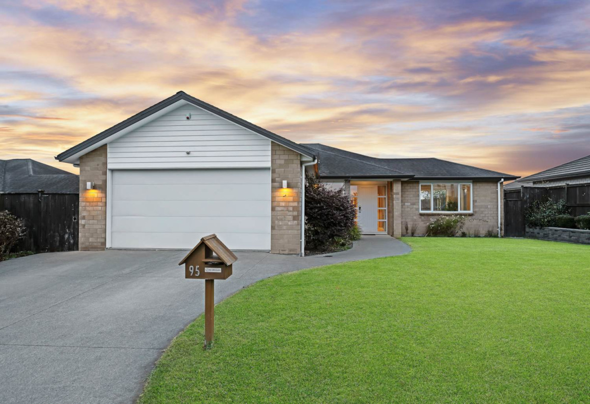 Brick and tile 4 beds 2 baths house with double garage on 761m2 section, minutes to schools, shops, motorway access, 1.2 km to Drury School, 1.4 km to Rosehill Intermediate, 1.6 km to Rosehill College, 95 Parkhaven Drive, Rosehill, Auckland