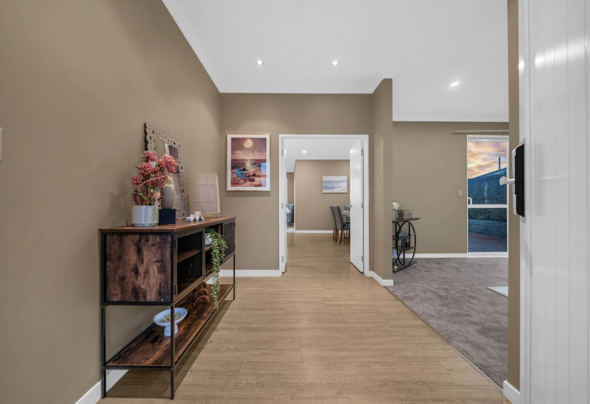 Brick and tile 4 beds 2 baths house with double garage on 761m2 section, minutes to schools, shops, motorway access, 1.2 km to Drury School, 1.4 km to Rosehill Intermediate, 1.6 km to Rosehill College, 95 Parkhaven Drive, Rosehill, Auckland