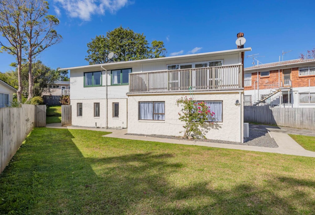 Urgent sale, Vendors have purchased, Double Westlake school zone, 6 beds 2 baths house with garage on 609m2 section, close to shops, supermarket, schools, motorway access, 0.9 km to Wairau Intermediate School, 3 Arosa Place, Forrest Hill, Auckland