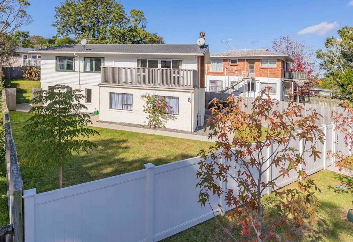 Urgent sale, Vendors have purchased, Double Westlake school zone, 6 beds 2 baths house with garage on 609m2 section, close to shops, supermarket, schools, motorway access, 0.9 km to Wairau Intermediate School, 3 Arosa Place, Forrest Hill, Auckland