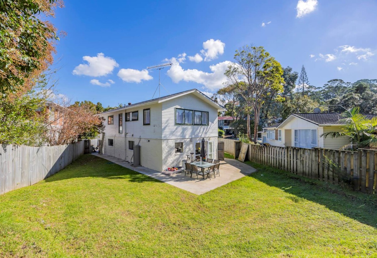 Urgent sale, Vendors have purchased, Double Westlake school zone, 6 beds 2 baths house with garage on 609m2 section, close to shops, supermarket, schools, motorway access, 0.9 km to Wairau Intermediate School, 3 Arosa Place, Forrest Hill, Auckland