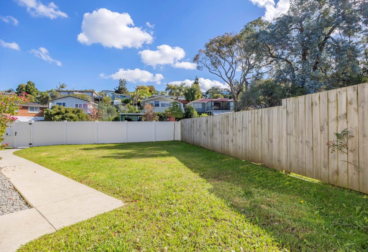 Urgent sale, Vendors have purchased, Double Westlake school zone, 6 beds 2 baths house with garage on 609m2 section, close to shops, supermarket, schools, motorway access, 0.9 km to Wairau Intermediate School, 3 Arosa Place, Forrest Hill, Auckland