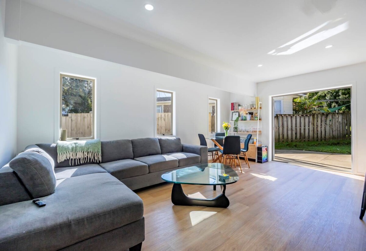 Urgent sale, Vendors have purchased, Double Westlake school zone, 6 beds 2 baths house with garage on 609m2 section, close to shops, supermarket, schools, motorway access, 0.9 km to Wairau Intermediate School, 3 Arosa Place, Forrest Hill, Auckland