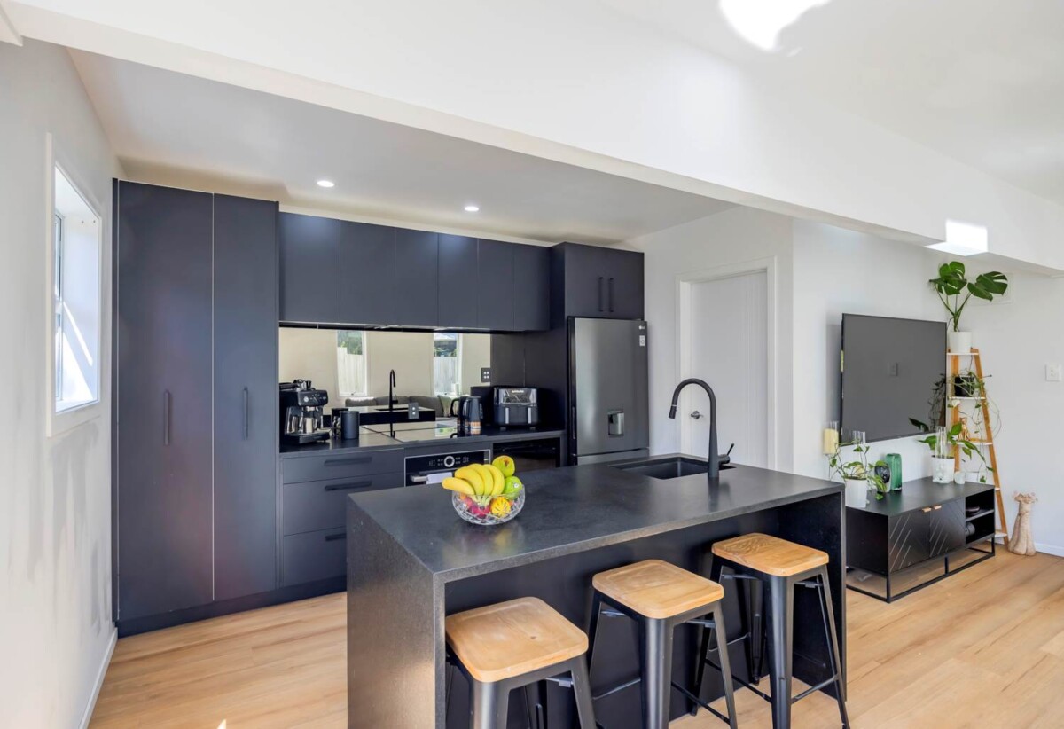 Urgent sale, Vendors have purchased, Double Westlake school zone, 6 beds 2 baths house with garage on 609m2 section, close to shops, supermarket, schools, motorway access, 0.9 km to Wairau Intermediate School, 3 Arosa Place, Forrest Hill, Auckland