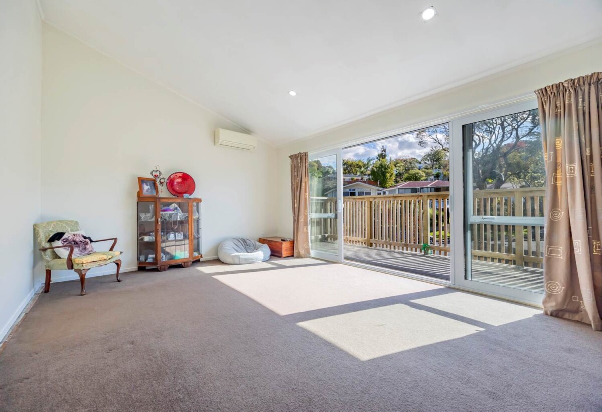 Urgent sale, Vendors have purchased, Double Westlake school zone, 6 beds 2 baths house with garage on 609m2 section, close to shops, supermarket, schools, motorway access, 0.9 km to Wairau Intermediate School, 3 Arosa Place, Forrest Hill, Auckland